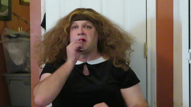 BBW nurse Vicki adventures with friends: Naughty maid Brittney forgot her lipstick in car is made...