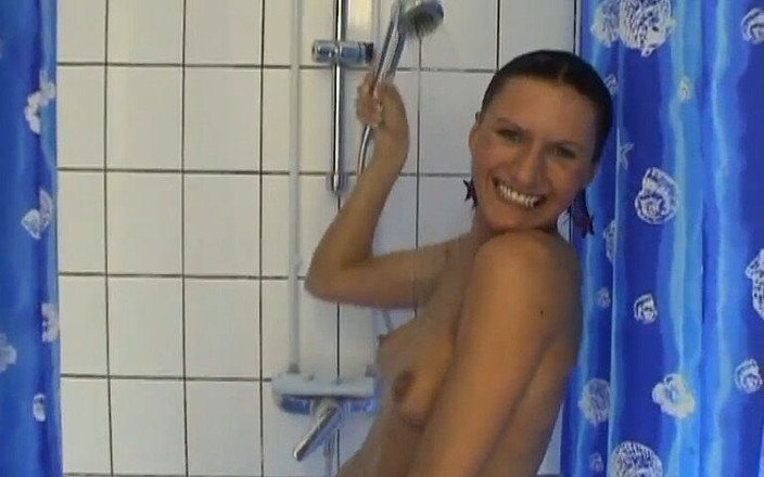 FoxyMedia: Perverzní děvka šla za ní do dámské sprchy