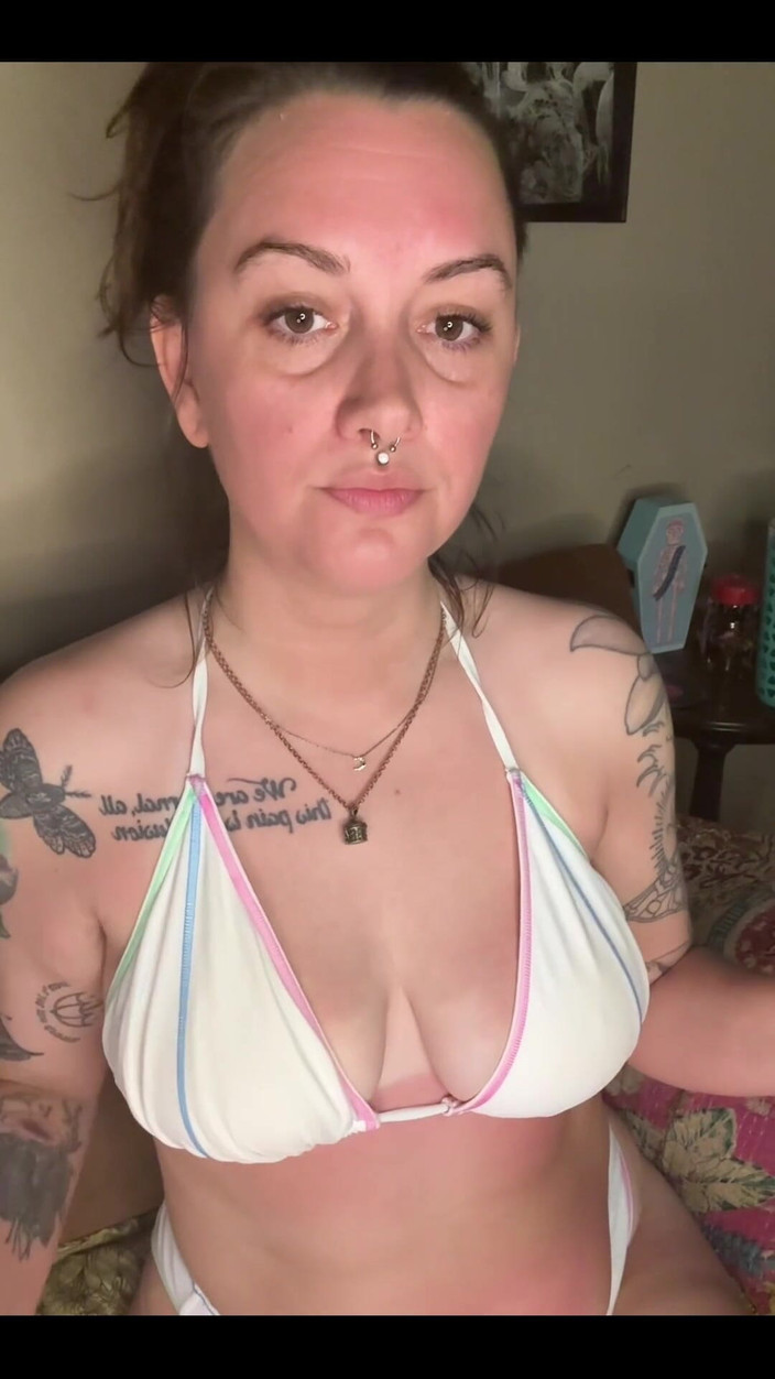 Chery Trees: 비키니를 입고 담배를 피우는 체리 나무