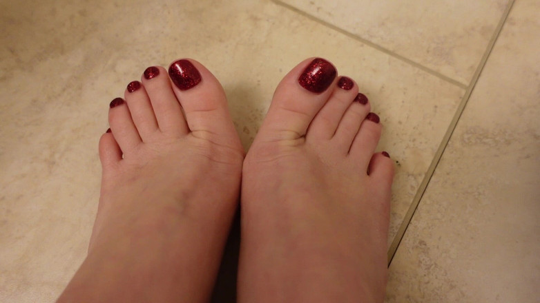 Deanna deadly: Une nouvelle pédicure rapide exhibe ses ongles rouges scintillants