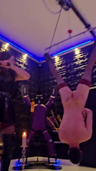Lady Zara Schiava Frustata Duramente in Calze Bondage Appesa a Testa in Giù