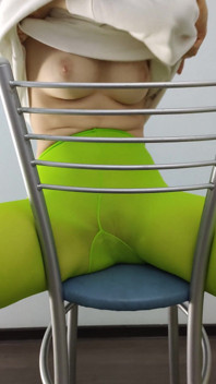 자지에 녹색 스타킹을 신은 발정난 빨간 머리 십대