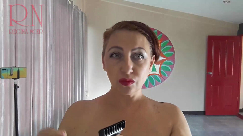 Regina Noir: Coiffeuse nudiste nue. Elle se coupe les cheveux. Regina Noir,...