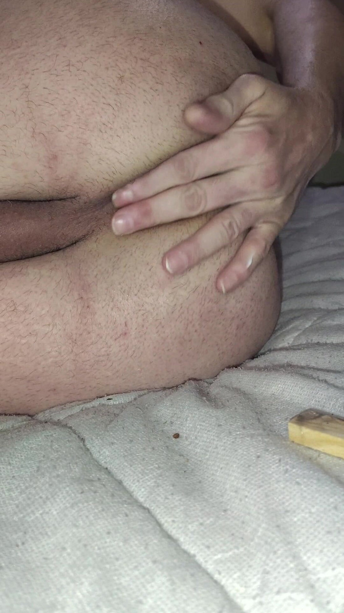 Jerkoffsunny: Jerkoffsunny întinzându-și curul deschis