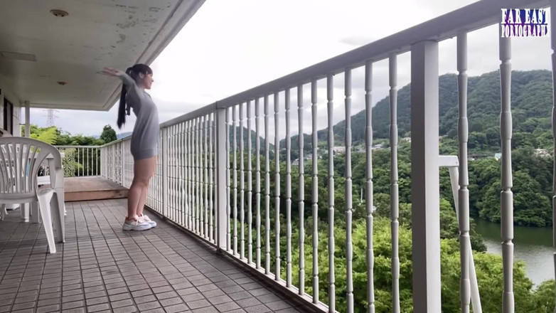 Far East pornography: Taquinage lisse en plein air avec une bonnet F à bascule...