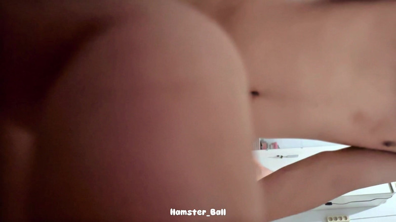 Hamster_Ball: W końcu muszę przelecieć moją przyrodnią siostrę