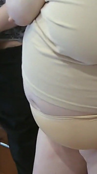 Porra na boca da sogra depois de masturbar um pau na cozinha