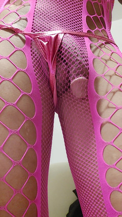 Milah CrossxxX: Мила показывает свой хвост в розовых чулках-сеточках