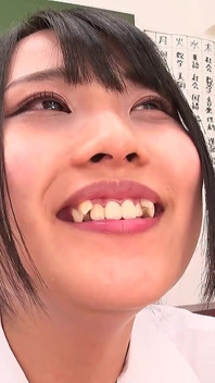 Mirei Aikawa menunjukkan awak Snotnya dalam mainan peranan pelajar ini