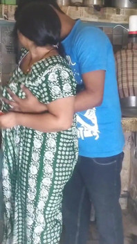 Desi Bhabhi Výstřih s velkými prsy Škádlení v kuchyni Sexy indické vesnické dívky vystaveny