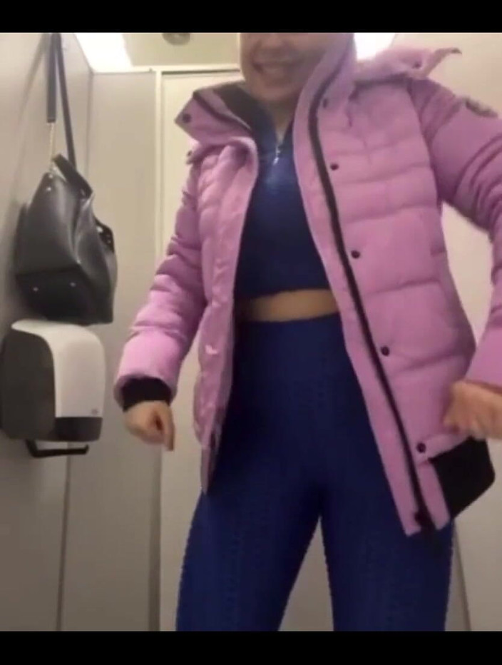 JuiceLussie: 在试衣间自慰特写