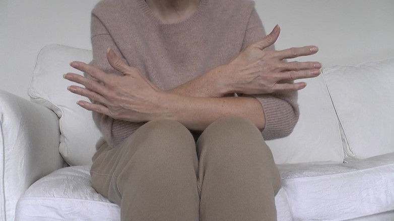 Lady Victoria Valente: Tangan dan kuku yang cantik dan elegan yang disampaikan oleh...