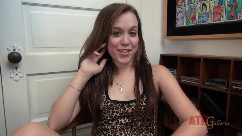 ATKIngdom Fans: Trinity joue avec sa chatte