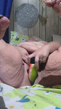 Mângâind puternic pizda aia cu pula distrusă