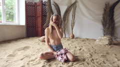 Stunning18: Berbaring di pasir