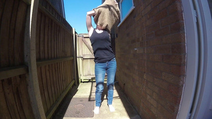 Littlevixen: Ibu tiri bertubuh kurus lagi buka baju di luar ruangan