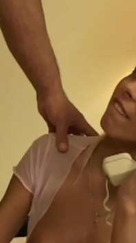 Luna cea sexy se masturbează în timp ce vorbește la telefon cu un prieten care este futut în cur