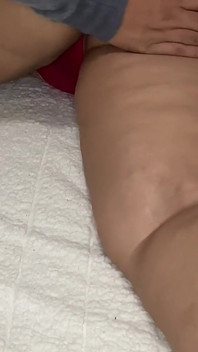 La mia matrigna si arrapa quando le massaggio il culo enorme