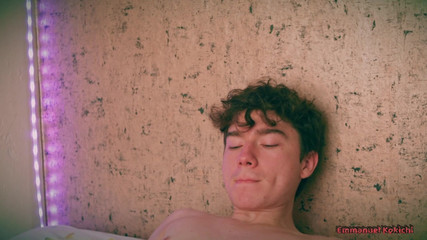 Emmanuel Kokichi: Sexy hubená dvojčata Emmanuel Kokichi ukazující nohy, jak si honí...