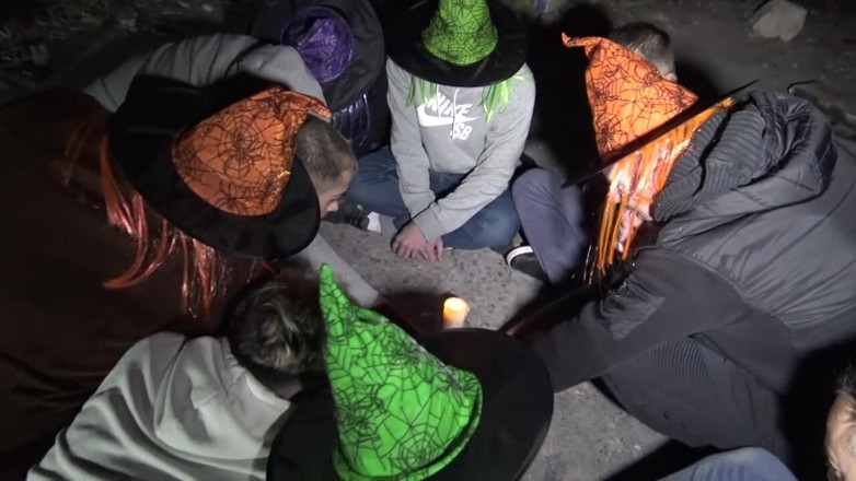 When straights boys fuck their gay friends: Scopata senza preservativo da dritto per la notte di Halloween