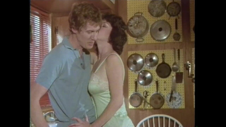 Vintage megastore: Obrovský penis uspokojí mokré dívky