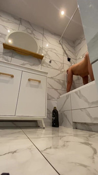 Sexo en el baño folló a su amigo 1