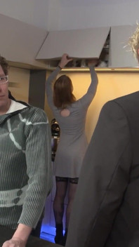 Sexy a krásná dívka kouří a šuká dva obrovské ptáky