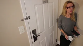 怒っているブロンドの白人の女の子は、二階で黒人の男に直面し、荒々しく硬くペニスを堕ちます