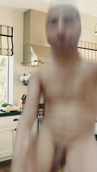 Cute & Nude Crossdresser: Ragazzo nudo nella cucina virtuale in AR Reels.