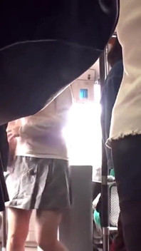 Tentazione autobus affollata - circondato da donne sposate che girano i tavoli su di lui - parte 1