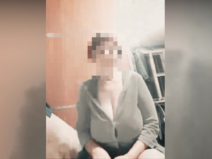 Mr_geenx: Zralá máma 57 let, doma v punčochách. Domácí 039