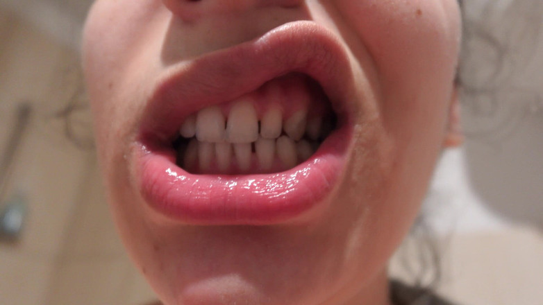 AmayaMori: Моя индийская сводная сестра чистит зубы, а затем делает квадратный рот