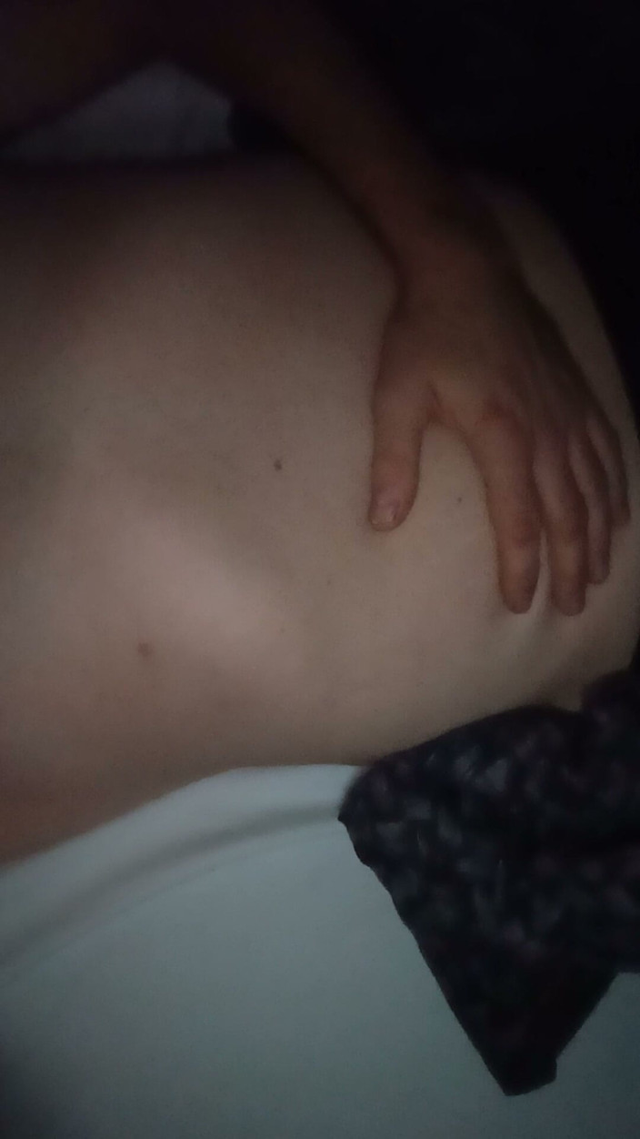 Hottieboy77: Băiatul cu dureri de stomac își mângâie burta
