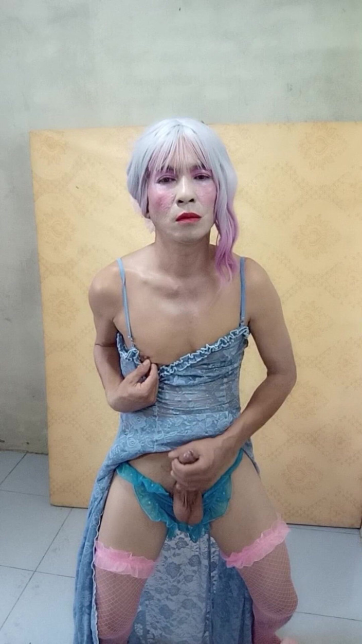 nguyen dang thien tri: Oanh Le Shemale หนังโป๊ชุดเดรสเซ็กซี่ยืนด้วยควยที่มีความสุขเอนกายบนหลังเธอ