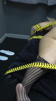 Masaj odasında güreş güreşi | Orta yaşlı seksi kadın müşteri için sürpriz | Parmaklama masajı