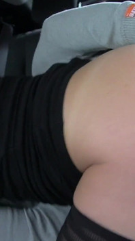 Puta esposa infiel milf Bree Branning chupa swinger en la parte trasera del coche