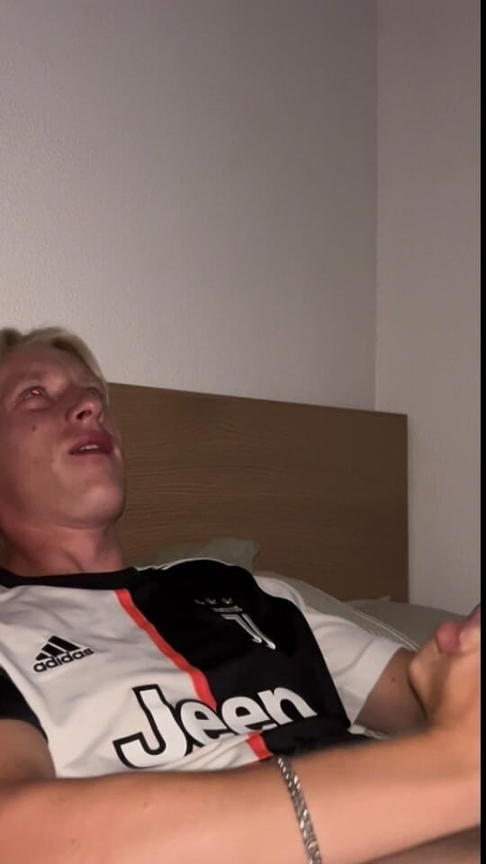 Axton Drake: Fratele fotbalist excitat se masturbează