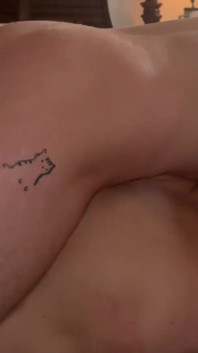 Đáy phụ chảy tràn tinh dịch mạnh bạo trong khi xoa bóp khiêu dâm (phần 3 của 3)
