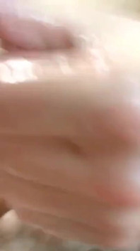 Orta yaşlı seksi kadın elle muamele. POV
