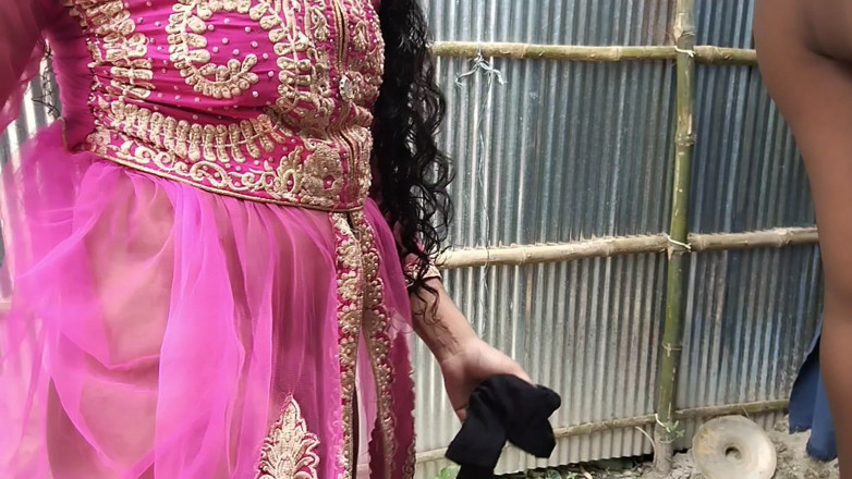 Boneshaker: Awek desi kampung dengan pepek ketat di luar video xxx,...