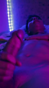 Magic C szarpanie jego dużego kutasa twink powoduje wiele precum i grubych obciążeń spust