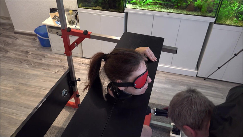 Master-Thomas: Sklavin Wehrlos Im Pranger Zum Orgasmus Auf Sybian Getrieben