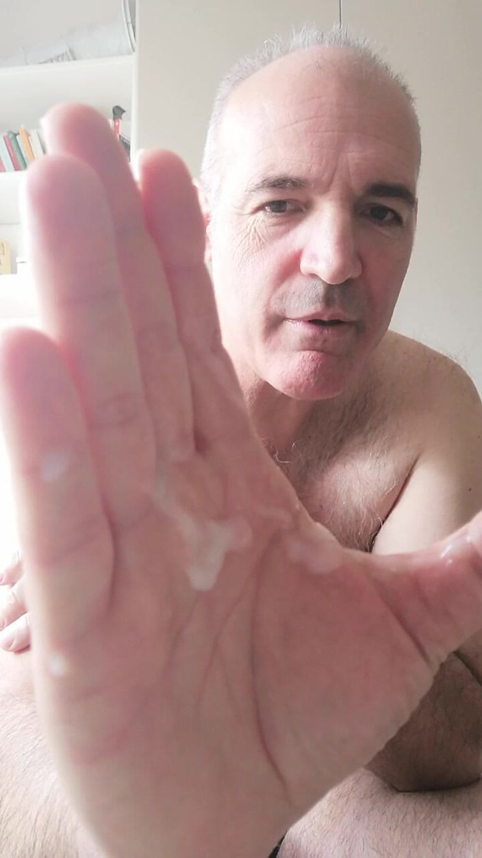 Setesesso7: Lamer la mano llena de esperma caliente
