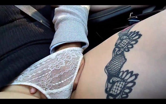 Candy Camille: Aku ngentot memek sempitku pakai jari pengemudi uber ini