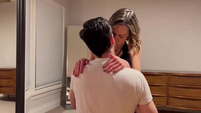 Serenity Cox: Marido y su amigo se turnan para follar y correrse...