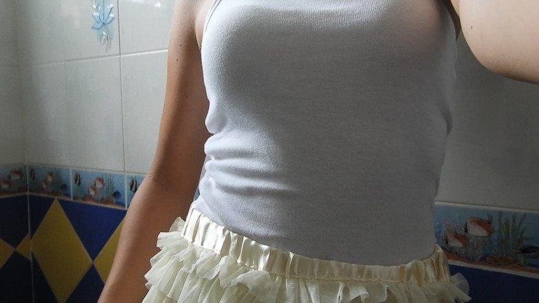 MissAnja_FH: Cewek ini lagi kencing di toilet umum sambil berdiri