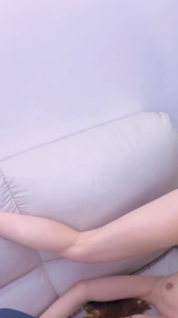 強い男は硬くて非常に欲情していて、MILFの尻に深く突き入れるのが難しい