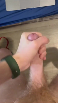 거대한 펄스 보너와 함께하는 트윈크. Extremley 발정난 핫한 자지와 몸