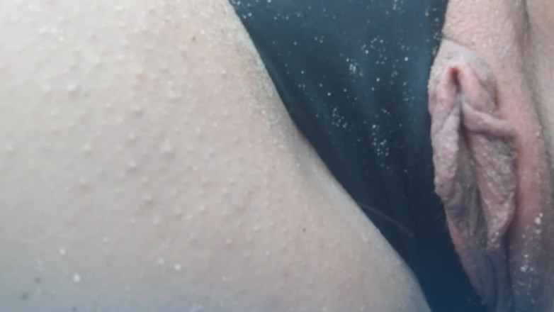 Putarankahotmilf: Geheimes pissen am strand