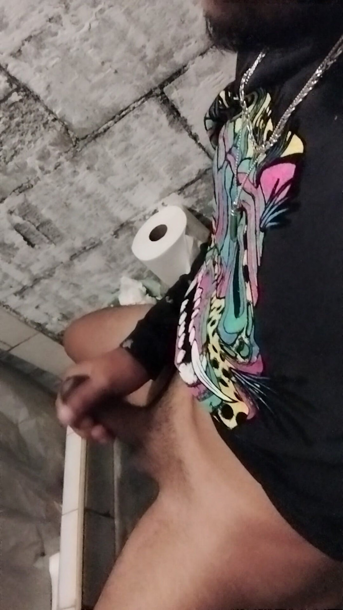 AlexAlejandro13: I Come to the Bathroom Because I Need to Pull...